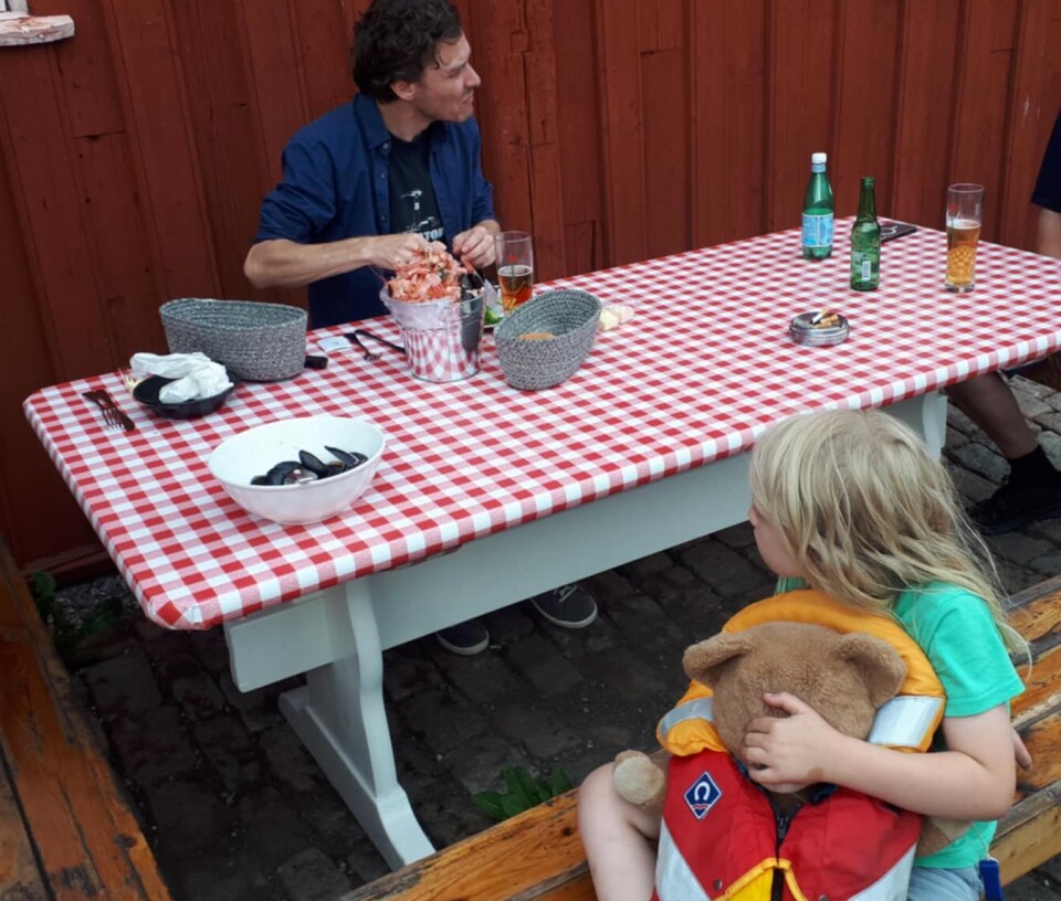 SOMMERLIG MÅLTID: På Rekekaféen i Halden delte Thorvald og Frisk en deilig porsjon med blåskjell.