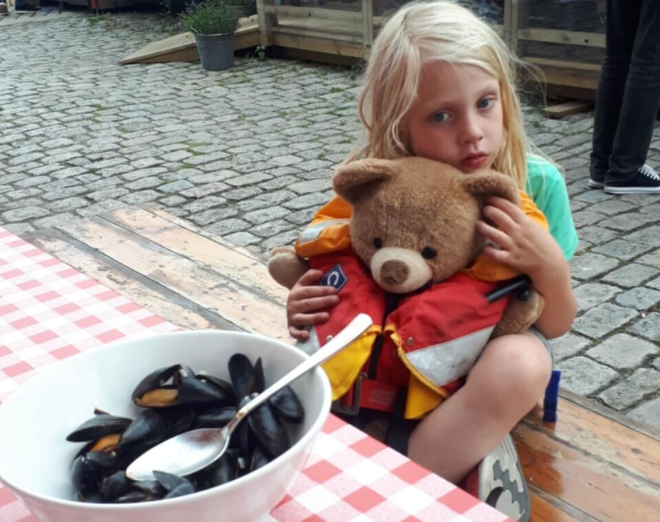 BRYGGEKOS: Frisk koser seg på seilferie. Her er de i land for et bedre måltid på Rekekaféen i Halden.
