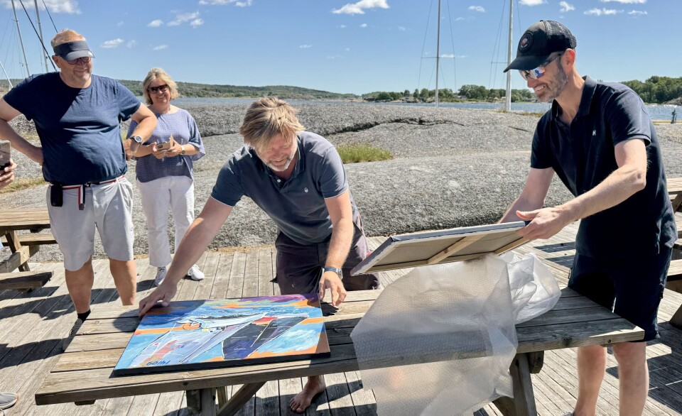 UNIK KUNST: Vinnerne fikk hvert sitt spesiallagde maleri av Åke Berg.