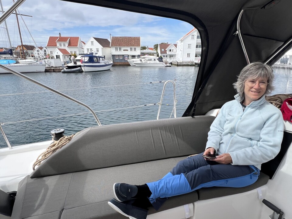 Til kai i gjestehavnen i Skudenshavn. Marianne slapper av etter overfarten. Til kai i gjestehavnen i Skudenshavn. Marianne slapper av etter overfarten.