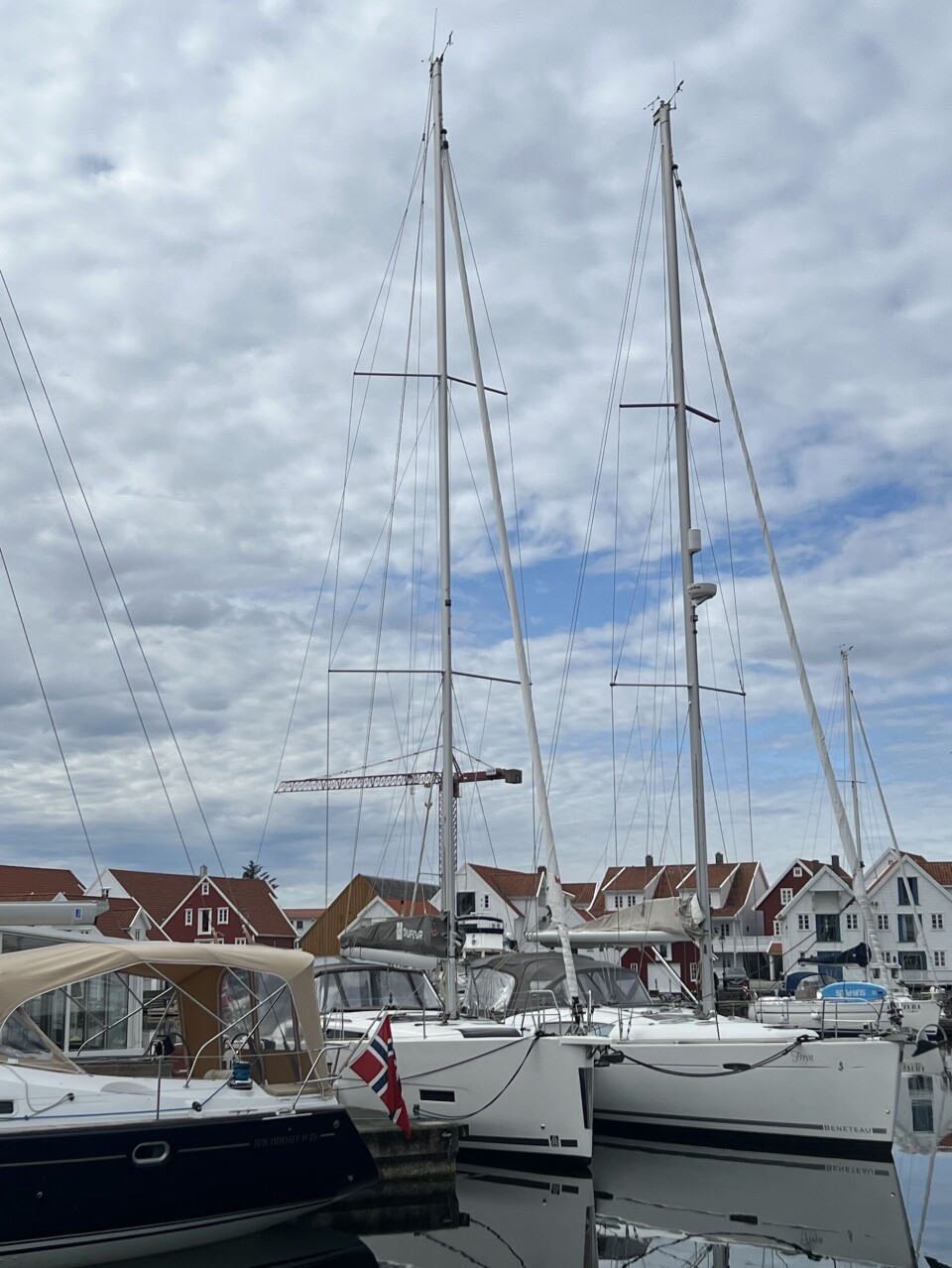 Dufour 430: Longside Beneteau Oceanis 46 i Skudeneshavn. Dufour 430: Longside Beneteau Oceanis 46 i Skudeneshavn.