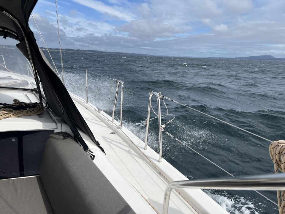 Dufour 430: På vei over Skudenesfjorden i liten kuling. Dufour 430: På vei over Skudenesfjorden i liten kuling.