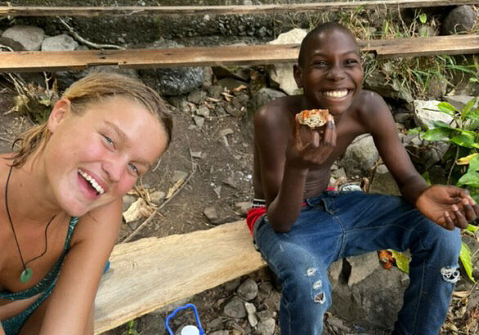 MØTER UNDERVEIS: Julie og Anna møtte mange fine mennesker underveis i Amazonas som ikke kunne et ord engelsk.