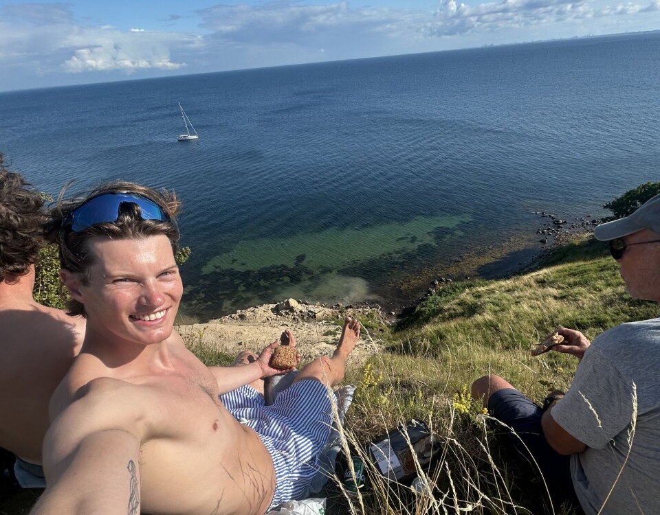 VEN: Kristoffer Staal tar en selfie og nyter utsikten fra den lille svenske øya i Øresund.