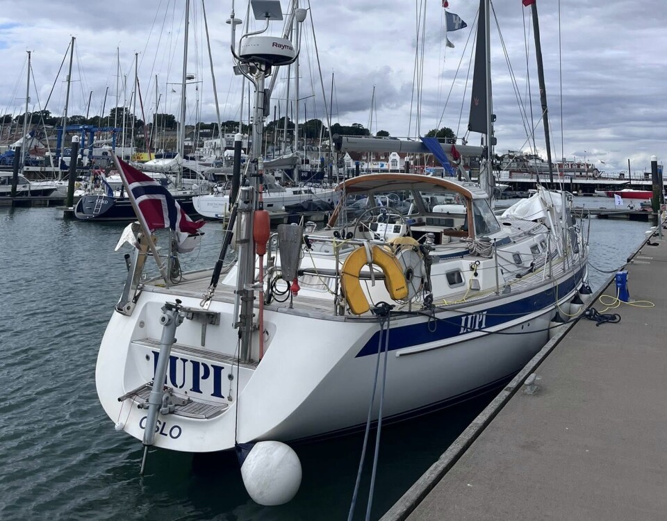 NORSK: Hallberg-Rassy 43 «Lupi» er på plass i Cowes. Båten seiles av far og datter Børresen.