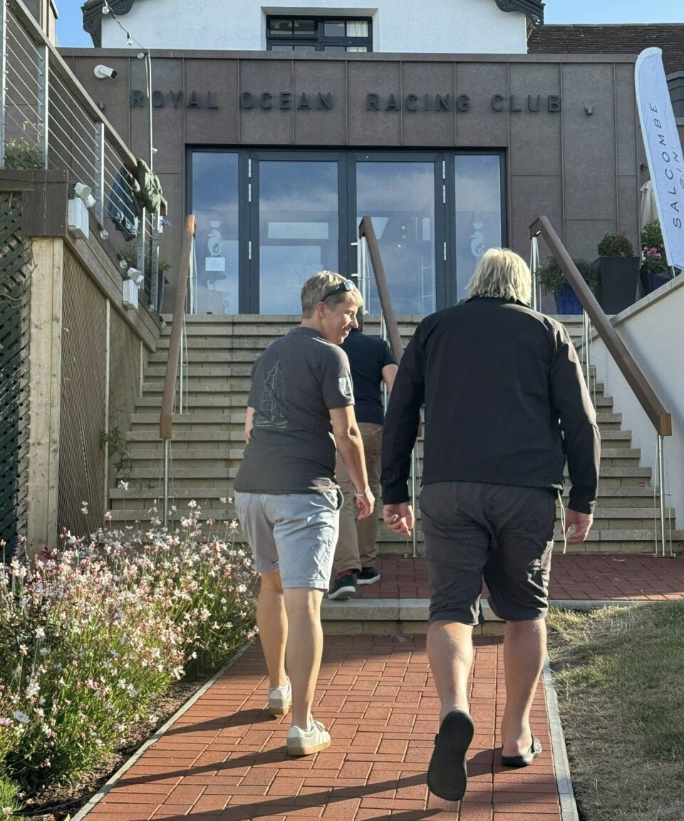 YACHT CLUB: Jan Trygve Olsen i det gode selskap, på vei inn til Royal Ocean Racing Club i Cowes, også en opplevelse for livet.