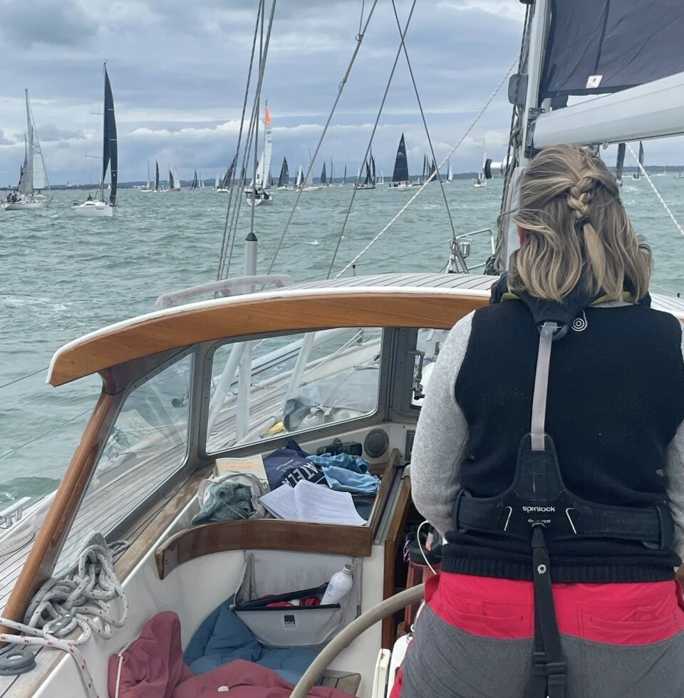 HALLBERG-RASSY: Louise Børessen til rors på «Lupi» under starten av Rolex Fastnet Race.