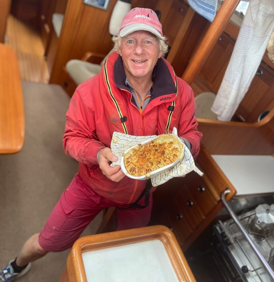 MAT: Bjørn Børesen tester ut ovenen på sin Hallberg-Rassy 43-