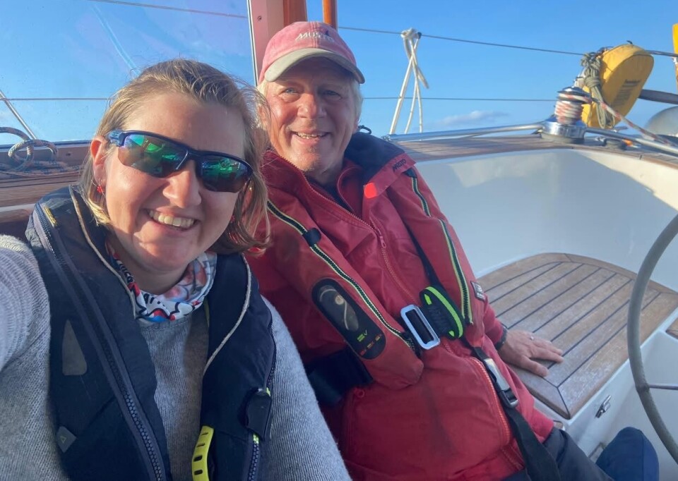 KOMFORT: Louise og Bjørn Børressen kan sitte tørt under fasst tak, mens autopiloten gjør jobben på sin Hallberg-Rassy 43. Regattaseiling trenger ikke å være vondt.