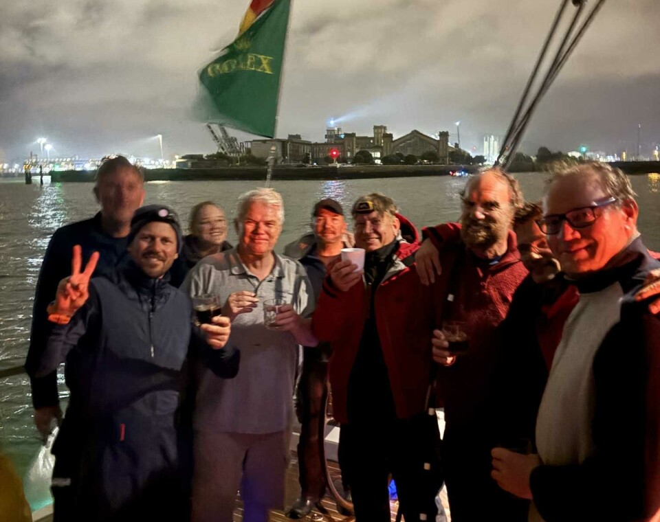 VINNERE: Mannskapet på «EnderPearl» på bakdekket av båten natt til onsdag etter å ha vunnet klassen i Rolex Fastnet Race.