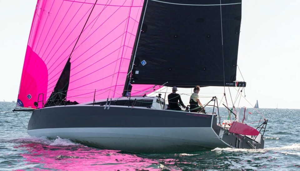 JPK 1030 vant Rolex Fastnet Race overall. Både den og Pogo RC har to ror på hekken med rorblader som kan vippes opp som en IMOCA og Clas 40.