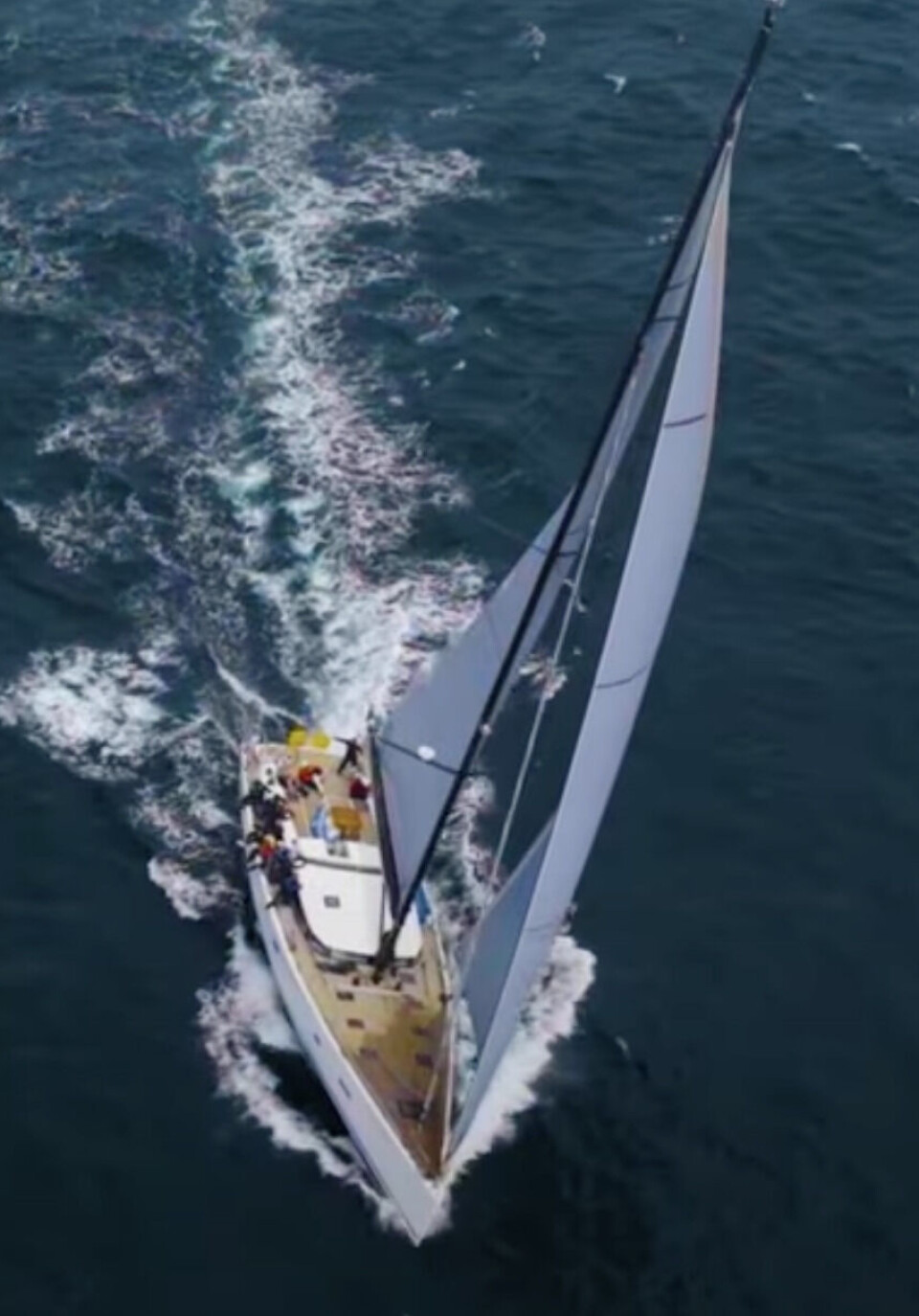 HELIKOPTER: Luftfoto av CBN 76 «enderPearl» under Rolex Fastnet Race.