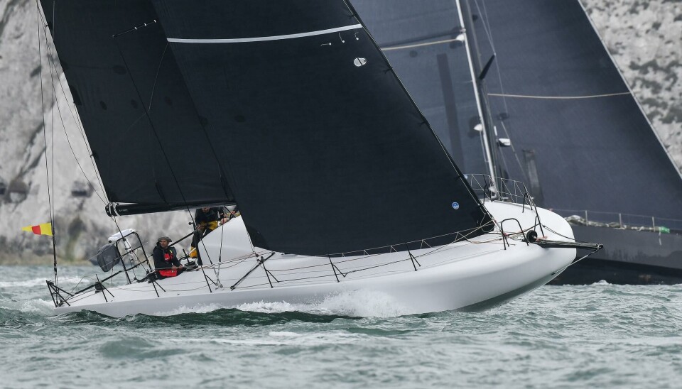 TØFF: «Palanad 4» er en 50-fots Class 40 konstruert av Sam Manuard, som også var med å seilte. Båten er splitter ny, men ble slått av «enderPearl». PALANAD 4RORC Rolex Fastnet Race 2025CowesPhoto: James Tomlinson