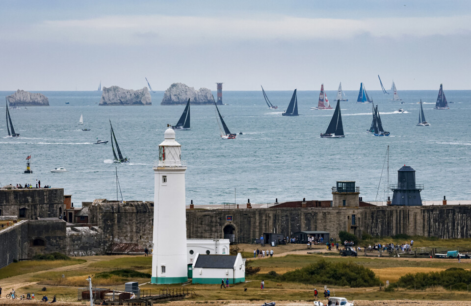 NEDDLES: Øystein Misje til rors på CNB 76 «Ender Pearl» med kurs på Isle of Wights vestlige punkt. HURST CASTLE AT THE WESTERN END OF THE SOLENT IS ONE OF MANY FAMOUS LANDMARKS PASSED DURING THE ROLEX FASTNET RACE