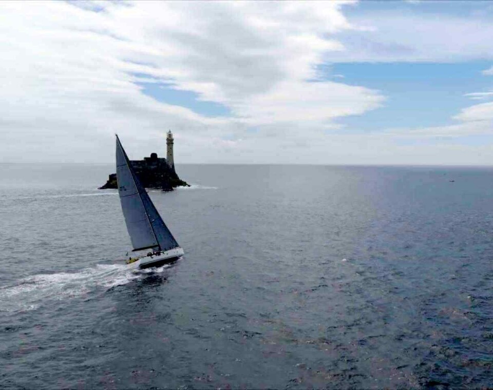 HALVVEIS: «EnderPearl» på vei rund Fastnet Rock sør for Irland.