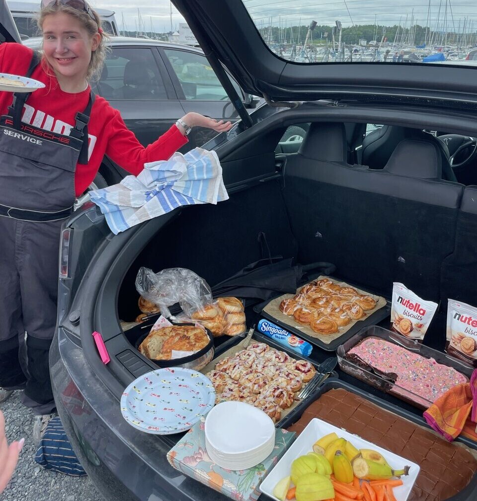 SERVERING: Det var en bugnende servering i bagasjerommene til familie og venner som stilte opp på dugnad.