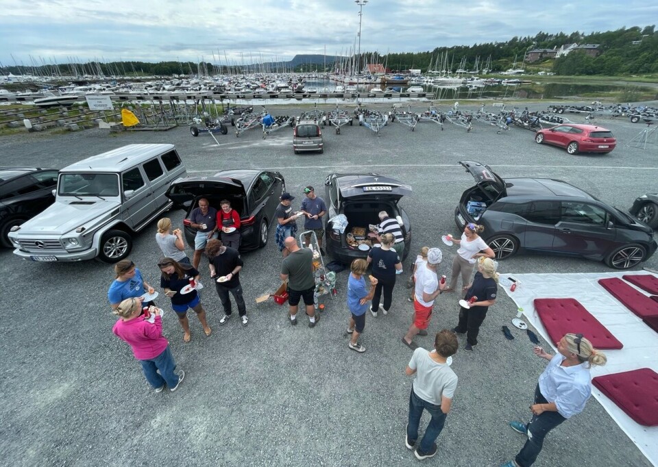 DUGNAD: Mange møtte opp for å hjelpe oss på Solvik marina.