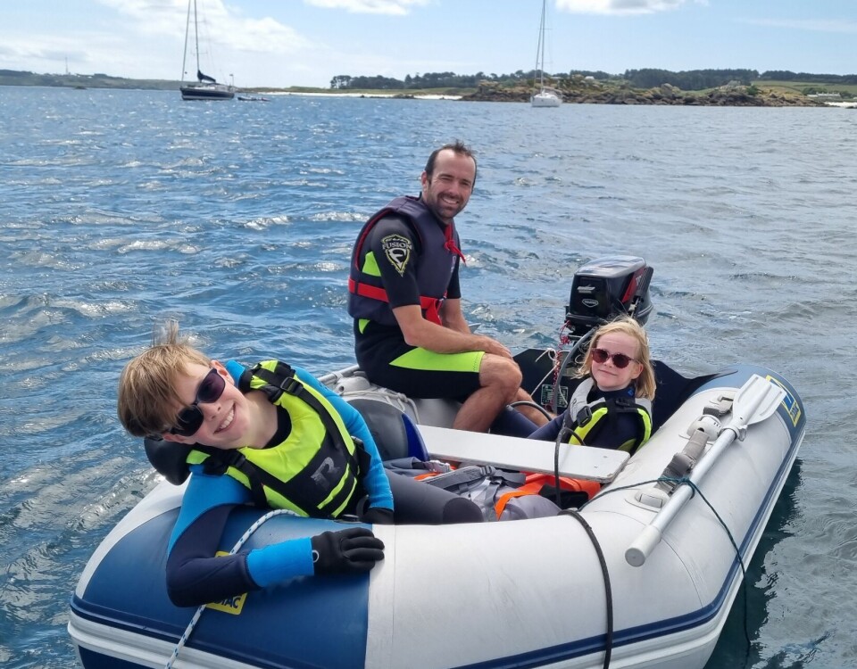 SNORKLETUR: Her er familien på Isle of Scilly og klare for snorkletur.