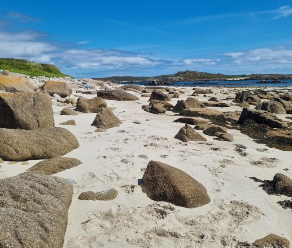 VAKRE STRENDER: Hvite strender og krystallklart vann møtte familien på Isle of Scilly.