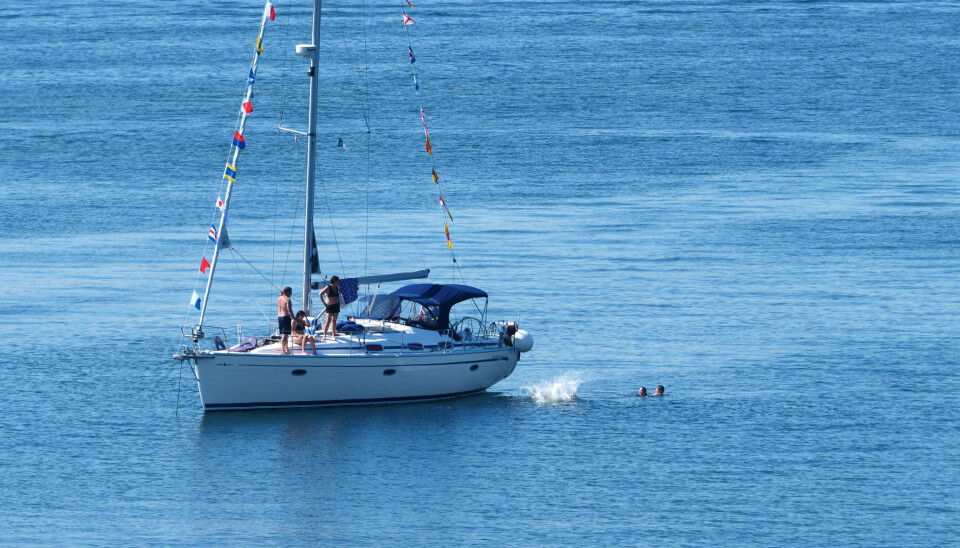 BADELIV: Varmt vær gjør at vi søker mot vannet. Det slår ut på drukningsstatistikken. Sommer 2025, Bavaria 42 Cruiser, Roppestadholmen