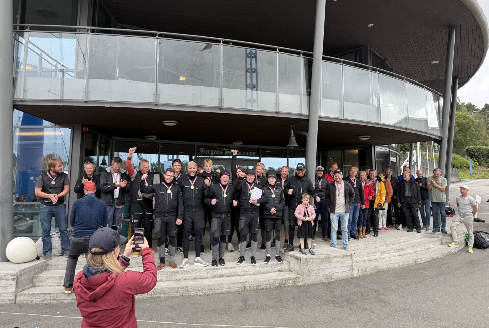 SOSIALT: Deltagerne samlet foran klubbhuset til Bergen Seilforening.