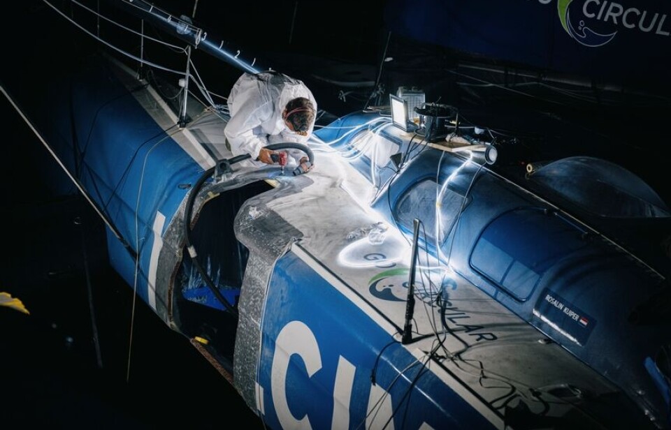 HULL: Området med skade er her kuttet vekk. En ny del er alt på plass på Team Holcim - PRB. Team Holcim - PRB, skippered by Rosalin Kuiper, fixing the damages after the collision with Team Allagrande Mapei Racing, skippered by Ambrogio Beccaria, at the start of Leg 1of the Ocean Race Europe 2025 in Kiel, Germany on August 11, 2025. (Photo by Vincent Curutchet / The Ocean Race Europe 2025)