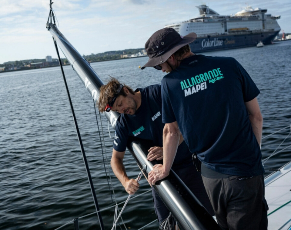 MEKK: Ny utriggerbom på plass på «Allagrande MAPEI Racing» i Kiel med fergen til Oslo i bakgrunnen.