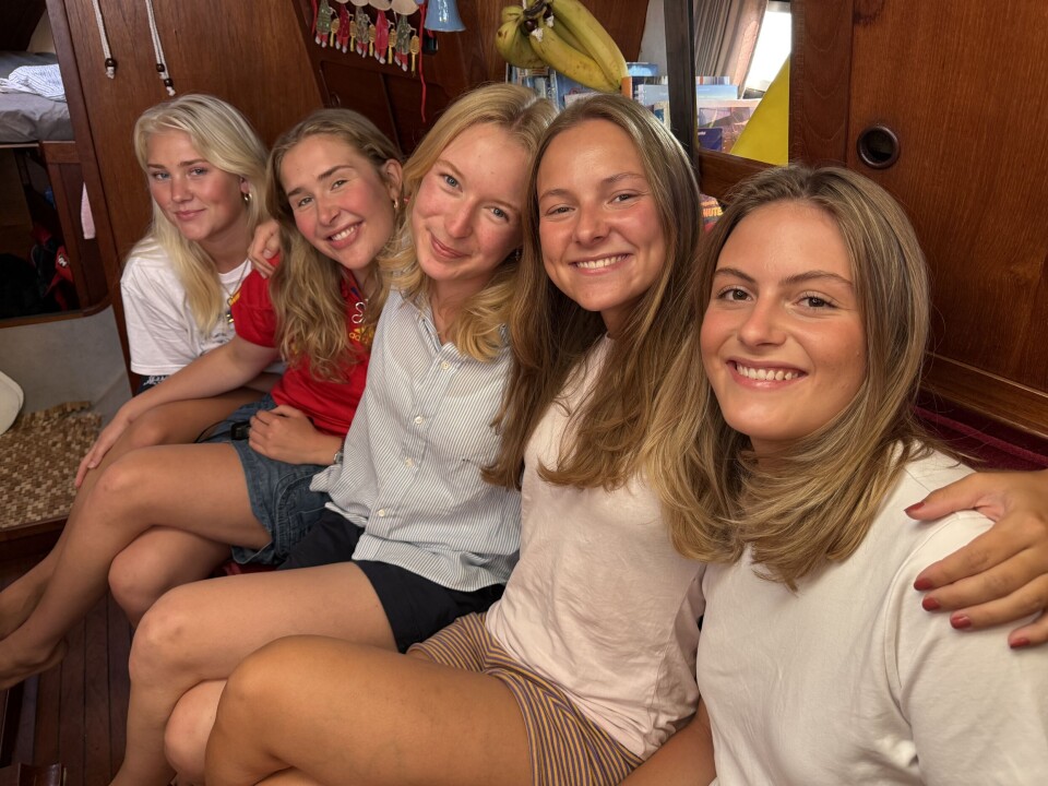 FØR AVREISE: Elise Wurschmidt, Thelma Hvidsten Hem, Eva Hole Rødland, Amalie Sundnes Harjo og Lisa Strand Festervoll i salongen til «Fatuhiva».