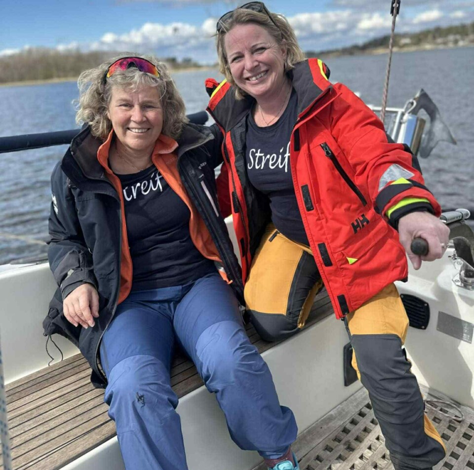 ARRANGØRENE: Kristin Vold Hjerpås og May-Linn Hovind står bak dameseilasen.