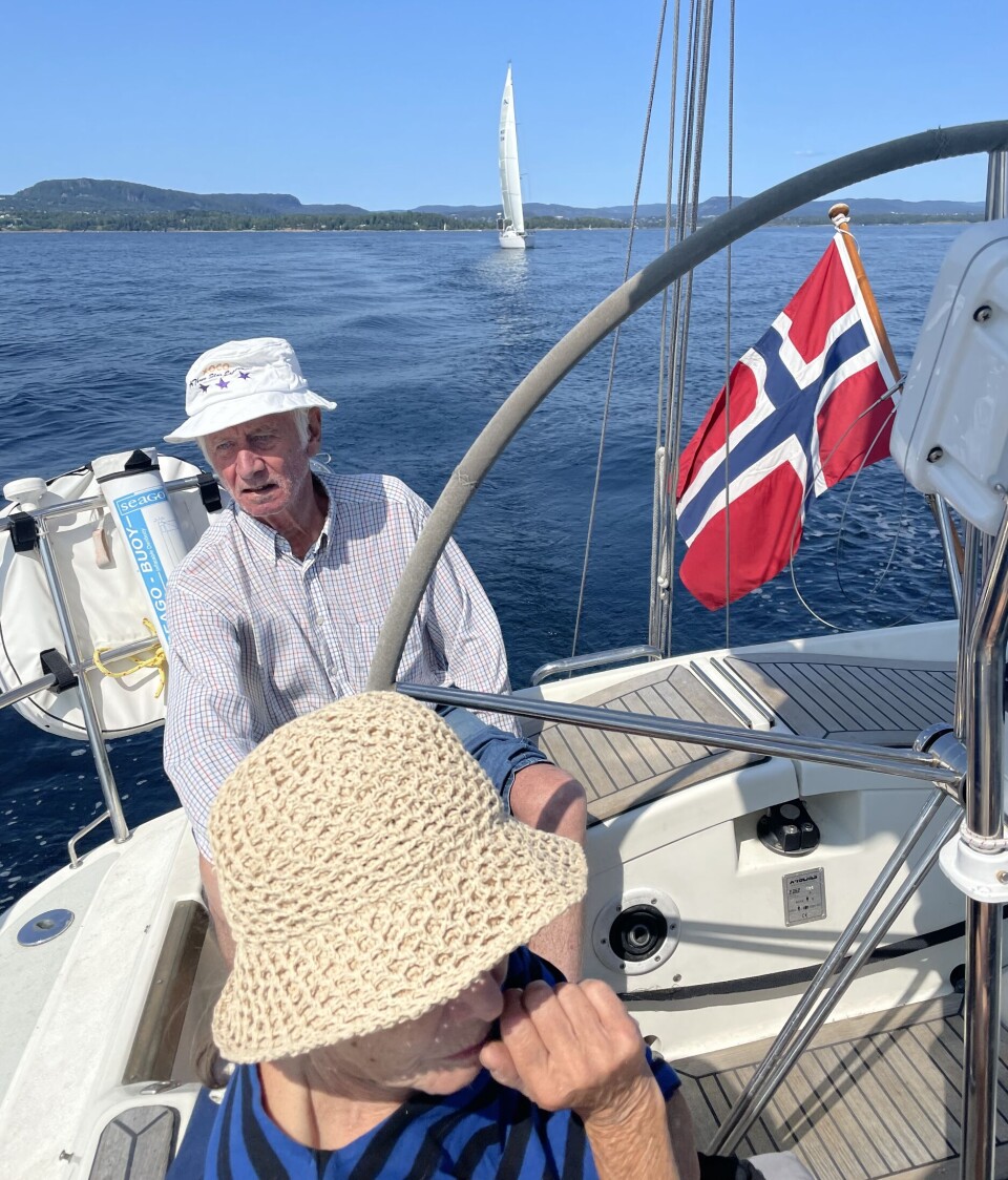 REGATTA: Far ble 10 år yngre bak rattet. Her må det fintrimmes for vi har en annen rask seilbåt rett bak oss.