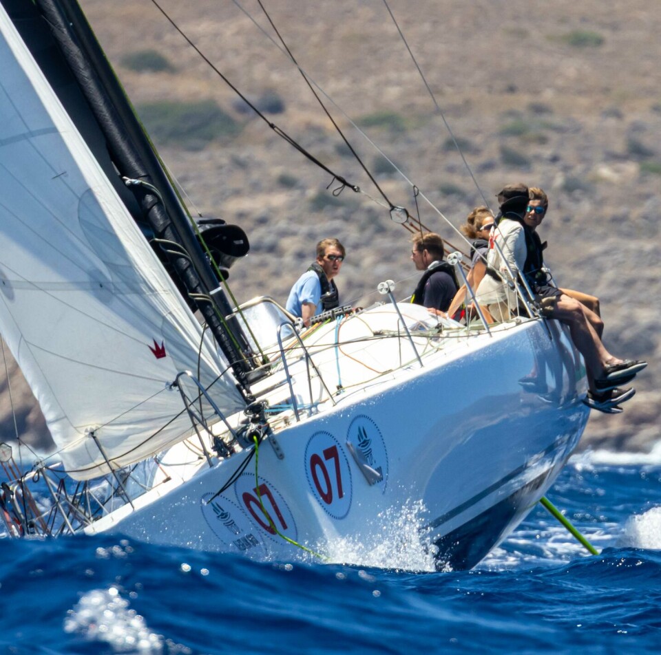 HELLAS: «Black Pearl» har seilt fra Bodø til Middelhavet for å seile regattaer. I sommer deltok de på Aegean 600 rundt de greske øyer. Aegean 600 HORC © Nikos Alevromytis/ AleN Photography