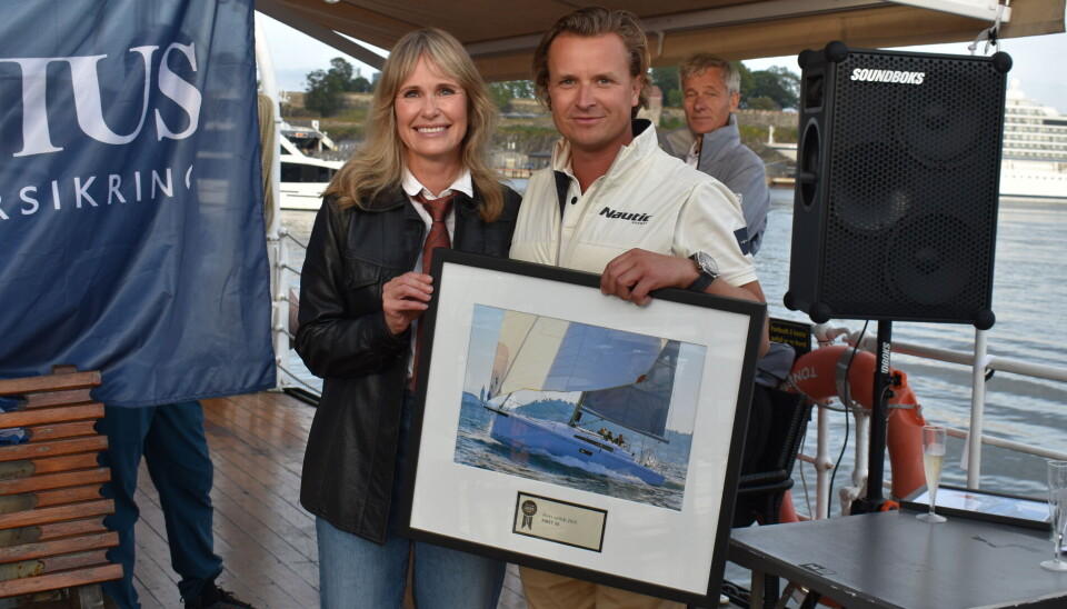 ÅRETS SEILBÅT: I år var det Beneteau First 30 som stakk av med seieren i kategorien Årets seilbåt. Prisen ble delt ut av ordfører Anne Lindboe til Joachim Thorrud i Nautic Norway.