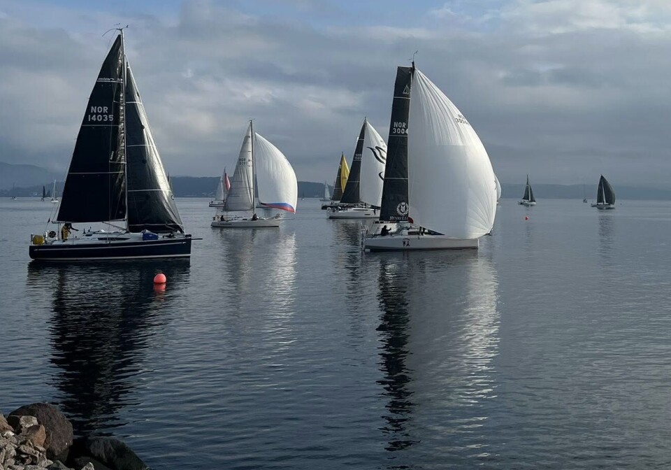 START: Shorthandedbåten over startstreken i lett vind fra nord.