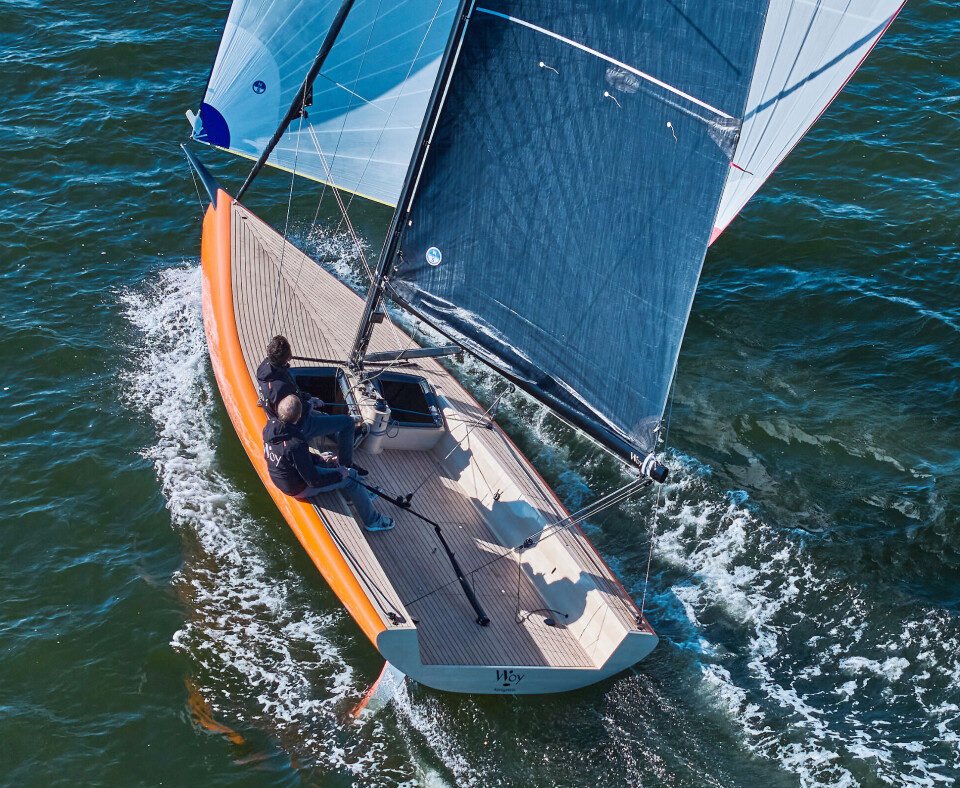 Woy 26: Kul og lekker, men ingen billig 26-foter. Prisen ender på over to millioner kroner First test sail on the Schlei: The innovative day racer - the name stands for Wooden Yachts - is a very light and dimensionally stable construction with its sustainably built wooden hull using a vacuum infusion process developed in-house. The concept and production come from Jan Brügge Bootsbau - Werft Königstein. The radically modern crack comes from Martin Menzner (Berckemeyer Yacht Design) and ensures both sporty sailing at regattas and relaxed daysailing with the family crew. Licence-free image use for the press in the context of Woy 26 reporting. Copyright: Woy/Nico KraussSpecimen copy requested.Jan Brügge Bootsbau GmbH Jan Brügge Bootsbau GmbH Translated with www.DeepL.com/Translator (free version)