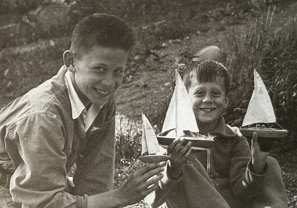 Båtinteressen startet tidlig. Henrich sammen med lillebror Ketil i 1953.