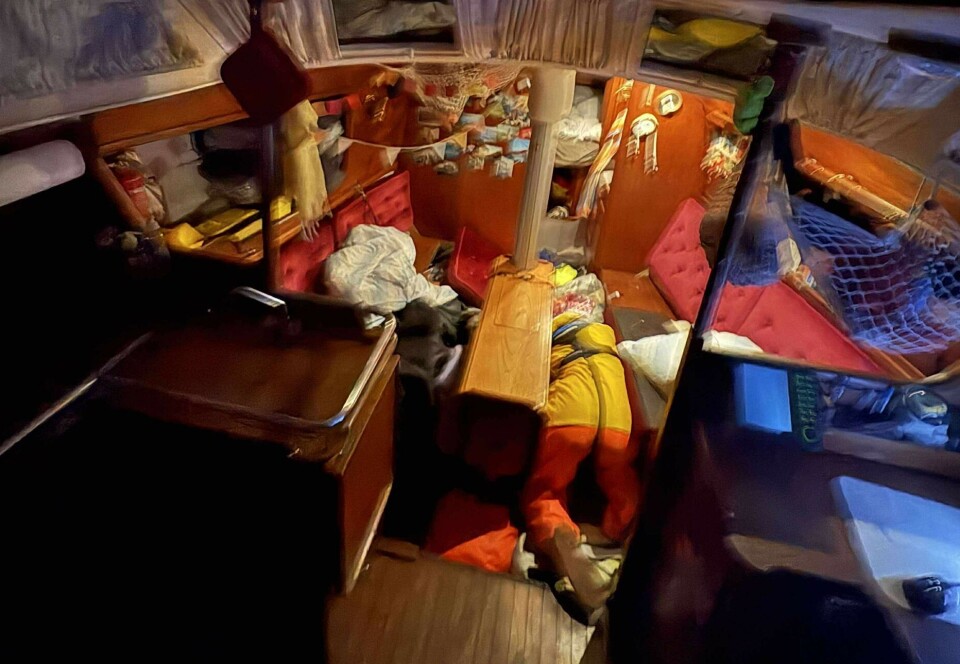 VANNINNTAK: En av jentene om bord ble inne for å sjekke for vanninntrenging under hendelsen.