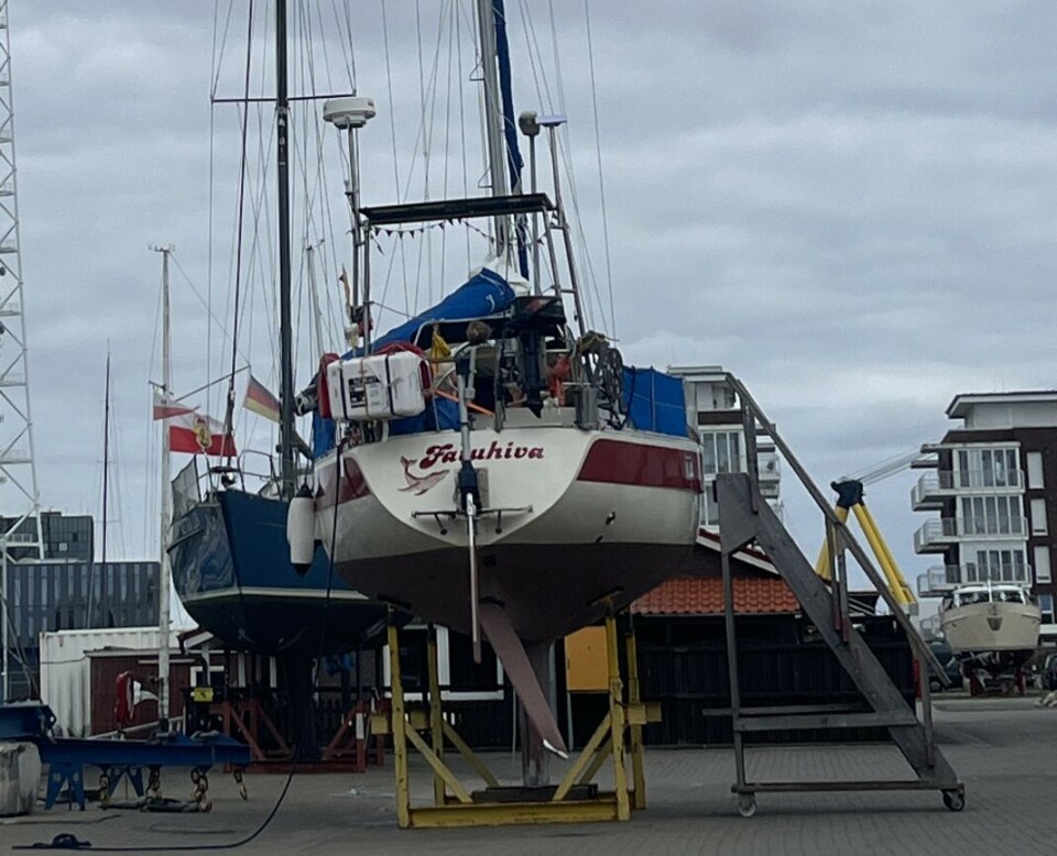 PÅ LAND: Seilbåten står på land i tyske Cuxhaven inntil skadene er reparert.
