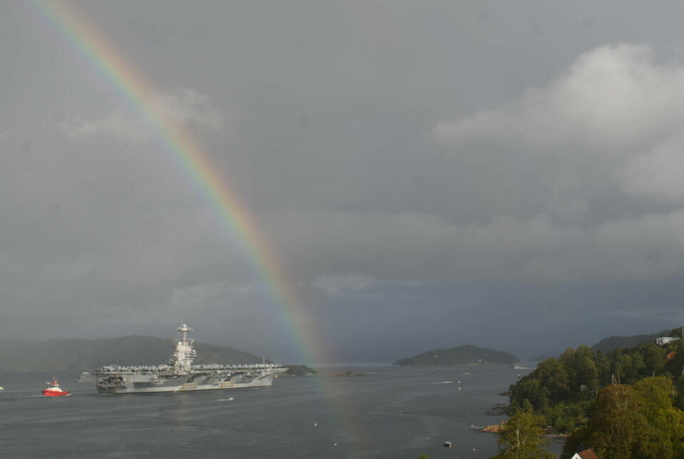 REGNBUE: Sol og regn møtte soldatene ved Drøbak. REGNBUE: Sol og regn møtte soldatene ved Drøbak.
