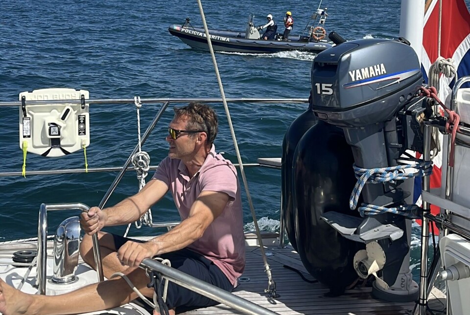 ANGREPET: Skipper om bord «Nova Vida», Morten Grønneberg, brukte nødroret til å manøvrere båten tilbake til havn etter at spekkhoggere ødela roret. NØDRØR: Skipper om bord Nova Vida, Morten Grønneberg, brukte nødroret til å manøvrere båten tilbake til havn i Cascais med kystvakten som standby.
