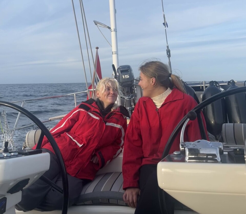 SEILER VIDERE: «Fatuhiva» er forhåpentligvis snart ferdig reparert, og jentene ser fram til å seile egen båt igjen. MØNSTRET PÅ: Elise og Lisa ute i cockpiten i Nova Vida.