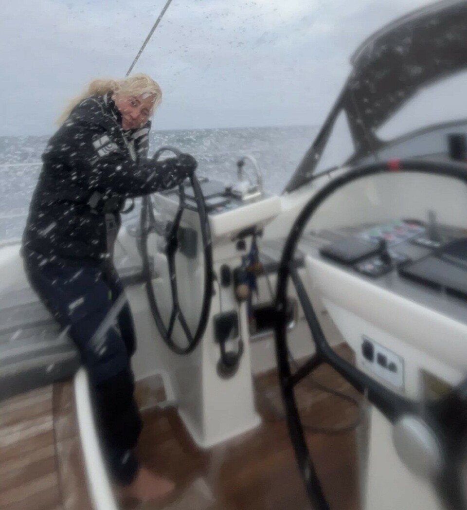 BISCAYA: Her styrer Elise i regnvær over Biscaya. BISCAYA: Her styrer Elise i regnvær over Biscaya.