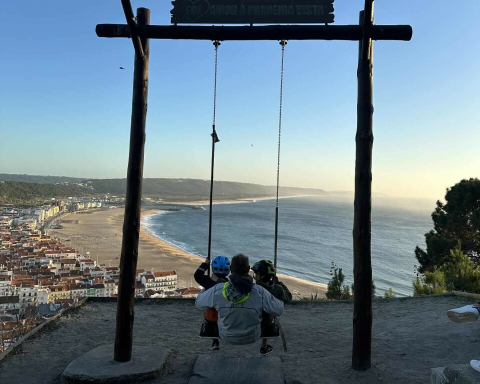 PORTUGAL TIL PORTO SANTO: Familien (på bildet i Nazaré i Portugal) er nå ute og seiler igjen og snart fremme på øya Porto Santo.