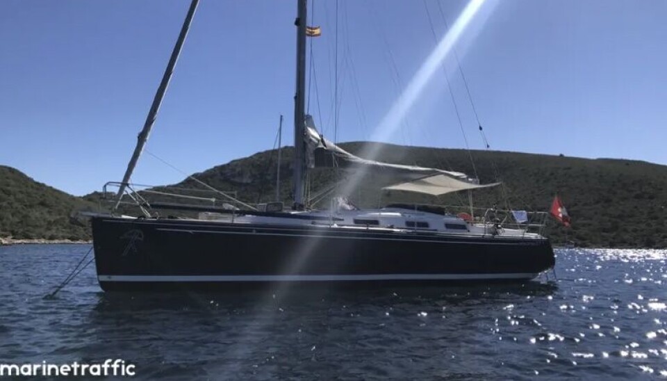 DIAMANTA: Båten de fant var en 12 meter lang sveitsisk seilbåt som skal ha blitt forlatt på grunn av vanninntregning etter skader i baugen. Eieren er visstnok nå på jakt etter noen som kan hjelpe til med å hente båten, som fortsatt driver.
