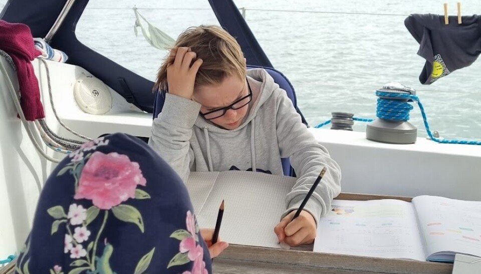 SKOLEARBEID: Skoledagene er en til to timer per dag, men tilpasses etter hvor de er og hva de gjør.