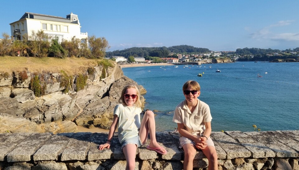 TUVA OG STORM: Foreldrene forteller at barna koser seg veldig, og at skole i båten går fint så langt.