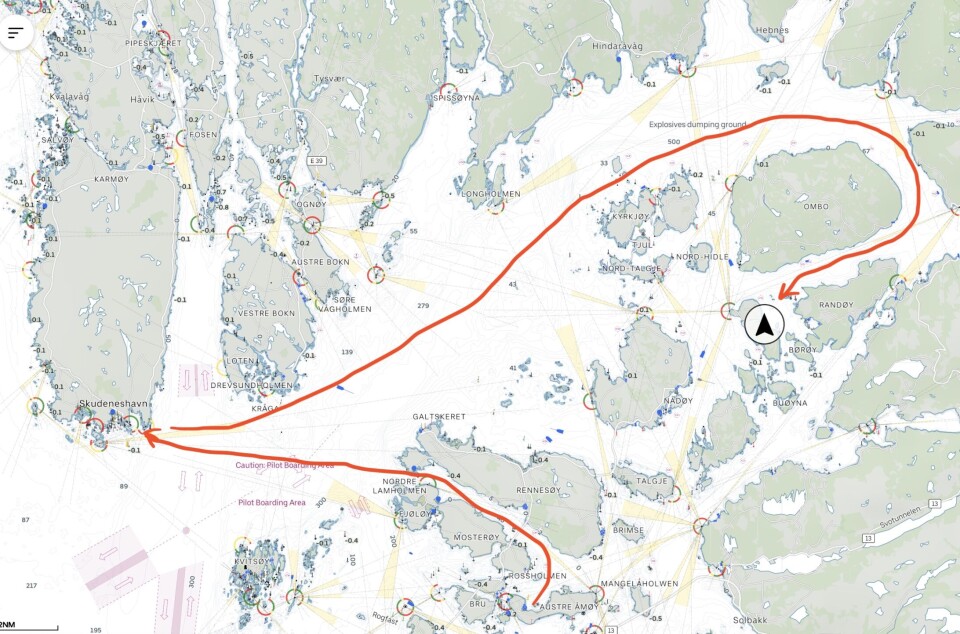 RUTE: Fra å seile ute i havet søkte vi inn i fjordene på lørdag.
