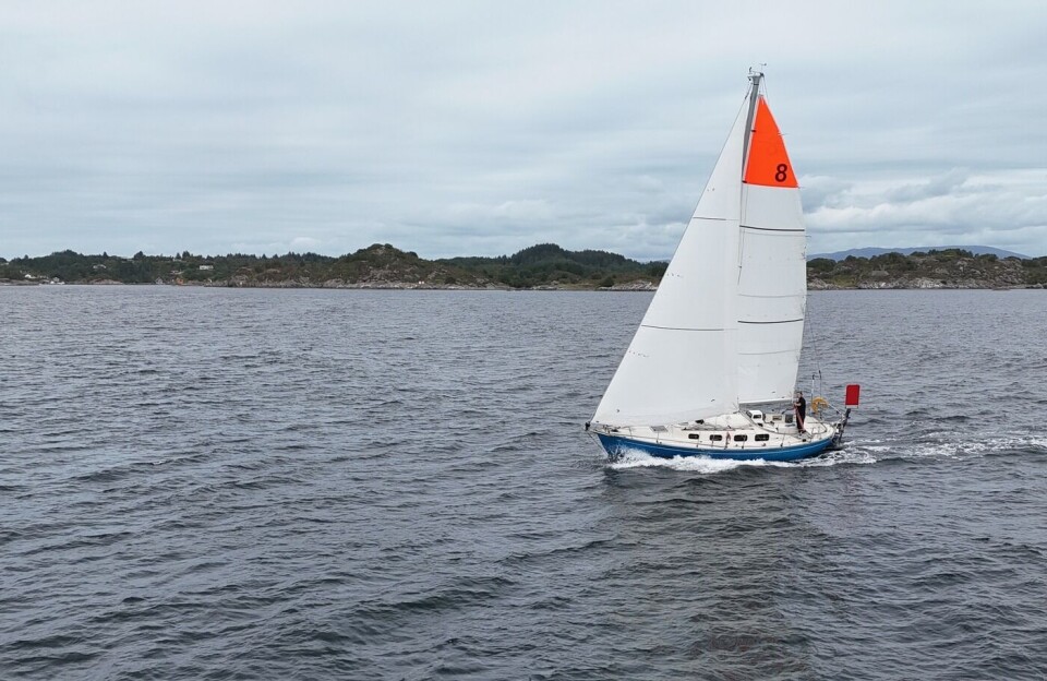 TEST: OE32 «Pale Blue Dot» under seil med ny duk fra Rolly Tasker.