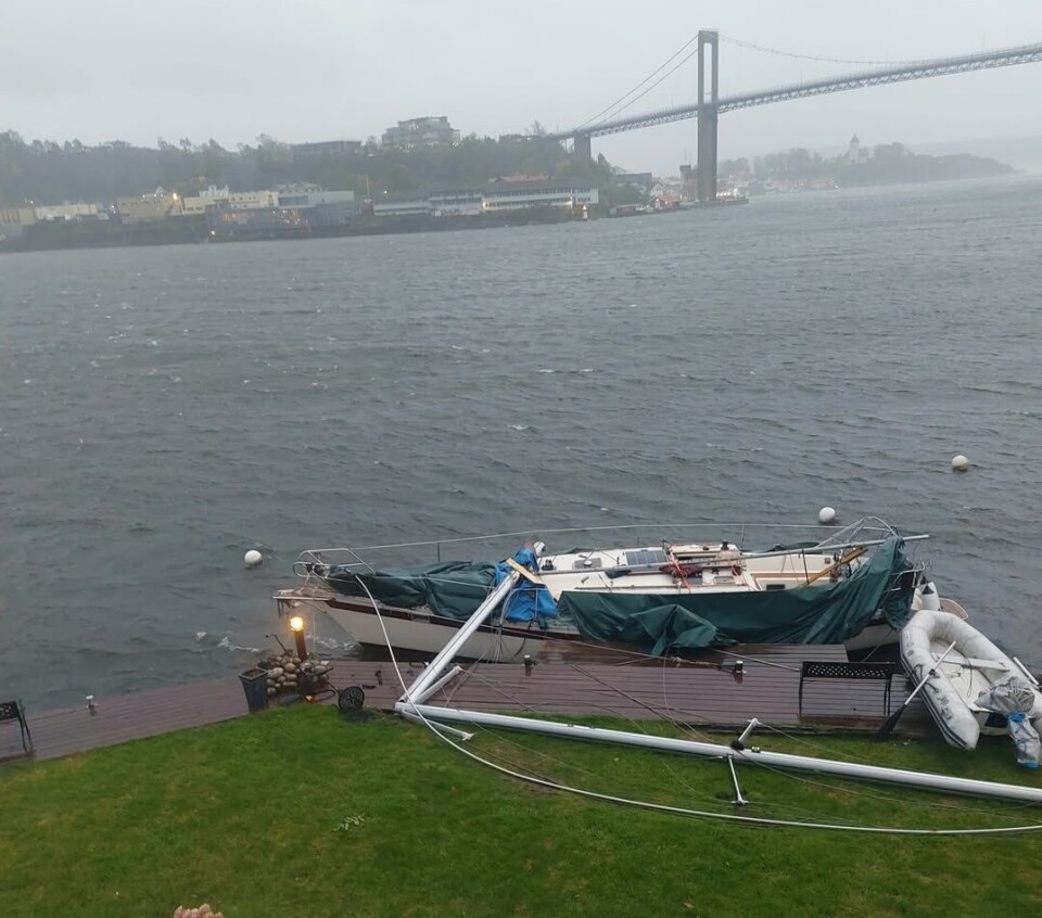 MASTEBREKK: Masten til Einar Husebys båt la seg pent på plenen foran huset.