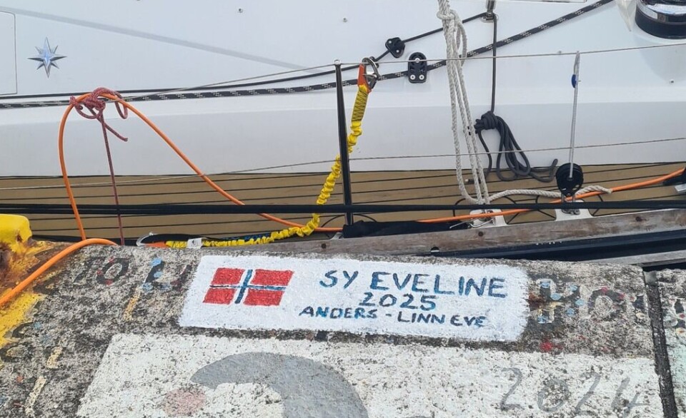 LYKKE: Tre steder har Linn Eve og Anders malt seilmerket sitt på moloen for hell og lykke.