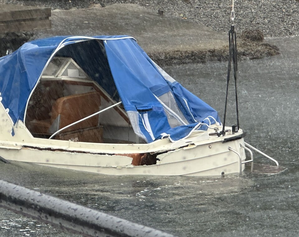 KNUST: Berging av båter i Arendal. Redningsskøyta «Inge Steensland» måtte ut for å berge flere båter som hadde fått problemer under 'Amy'.